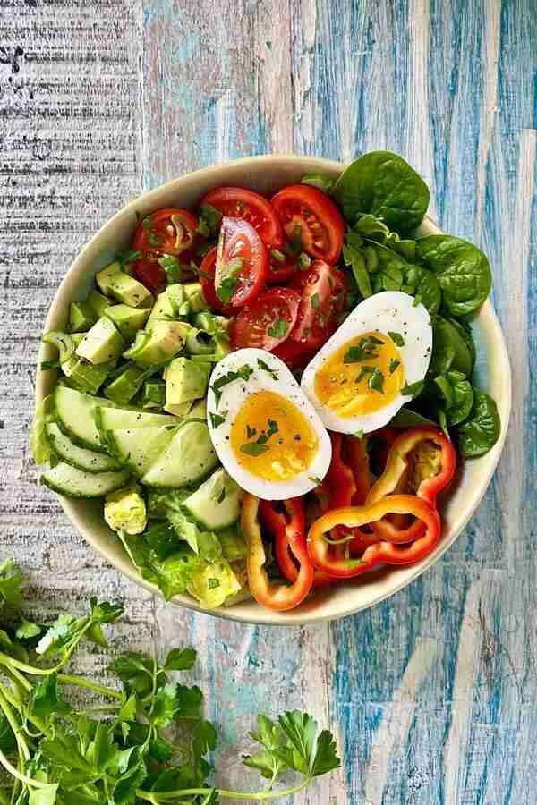 Plato cuadrado visual con tostadas, frutas frescas y alimentos variados
